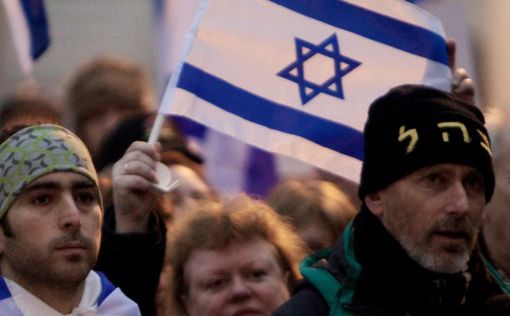 Сотни людей протестуют в Тель-Авиве на площади Рабина