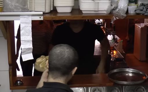 Русские туристы питаются в столовой для бездомных в Эйлате