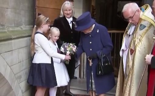 Королева Британии впервые появилась на публике с тростью