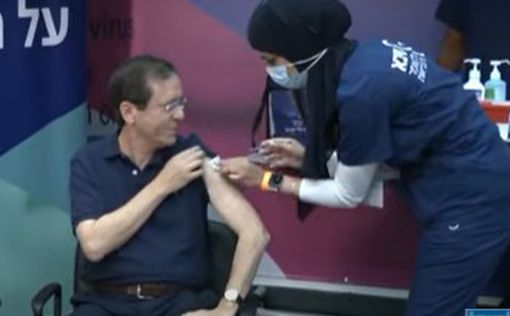 Президент Израиля первым привился третьей дозой вакцины
