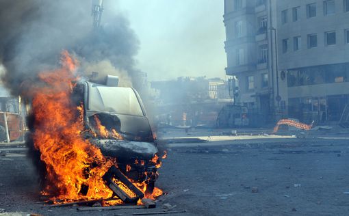 Во Франции подожгли полицейский фургон. Четверо раненых