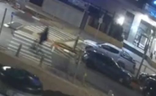 Видео: приехали на электрических самокатах и подожгли все машины на улице