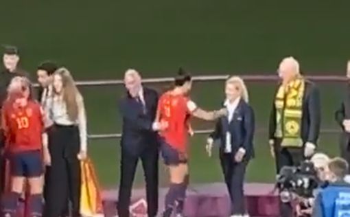 Прощальный поцелуй: в Испании уволили главного тренера женской сборной