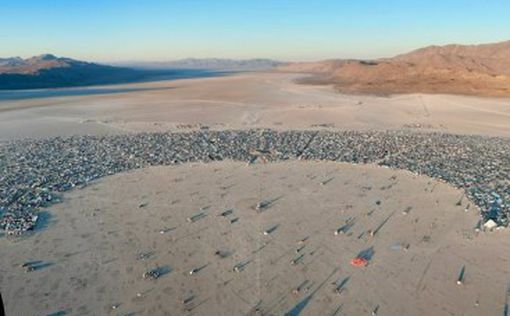 Фестиваль Burning Man в пустыне Невады накрыло ливнями: посетители заблокированы