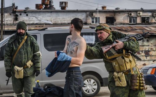 На выезде из Мариуполя у украинцев ищут татуировки