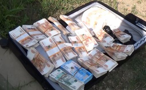 Торопился и забыл на улице: мужчина потерял чемодан с 15 млн рублей