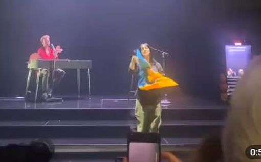 Билли Айлиш выступила на своем концерте с украинским флагом