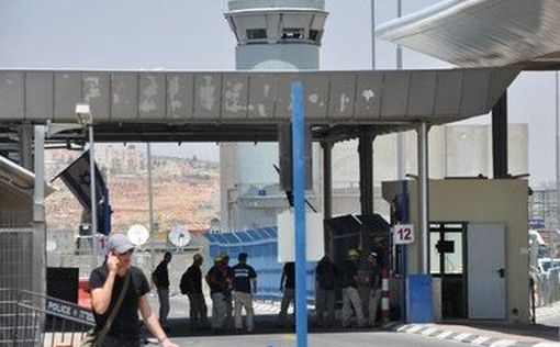 Силы безопасности ранили палестинца на КПП Каландия