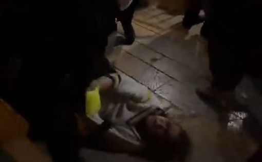 70-летняя активистка атаковала полицейского; упала в обморок