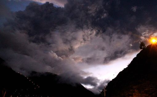 Эквадор. Вулкан "плюнул" пеплом на 10 км