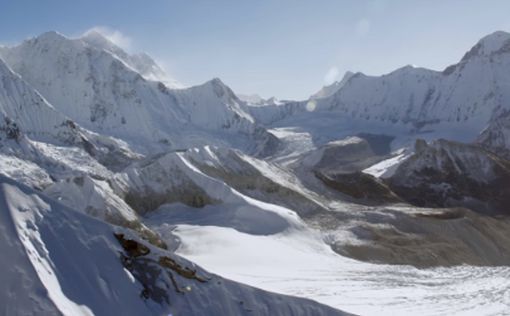 Видео: погубившая туристов лавина в Гималаях