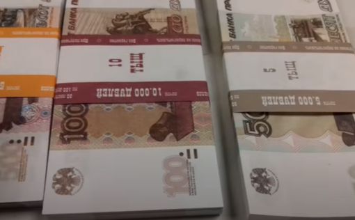 Курс рубля ослаб по отношению к евро и доллару