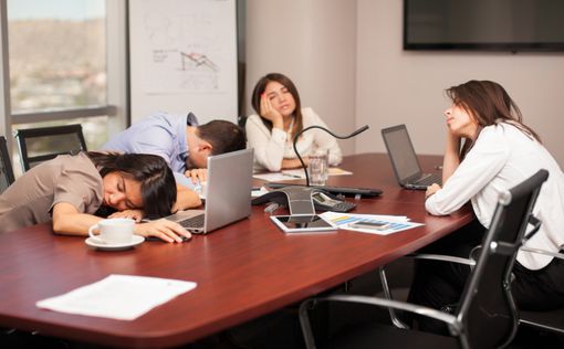 Ученые доказали, что сон на работе повышает трудоспособность