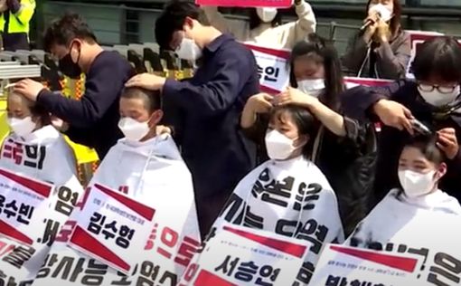 В Корее студенты обрили головы против сброса вод с Фукусимы | Фото: AFP