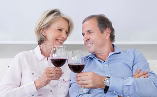 Ученые: Пожилым людям полезен алкоголь