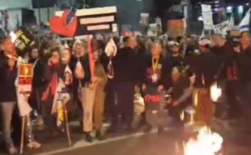 Демонстранты разожгли костер посреди дороги в Тель-Авиве: вызваны пожарные