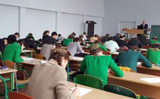 В Туркменистане школьниц старших классов “проверяют на нравственность”