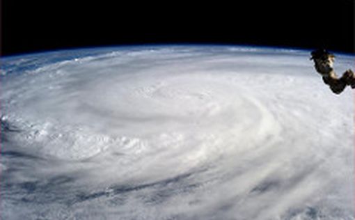 Супер тайфун приближается к Филиппинам
