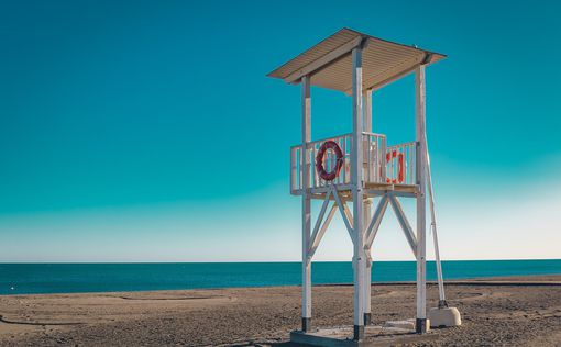 На пляжах Испании появились фейковые объявления для туристов
