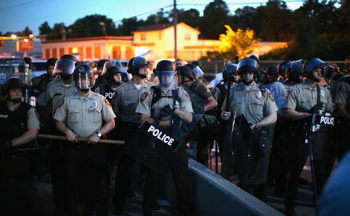 США: против полицейских с коктейлями Молотова