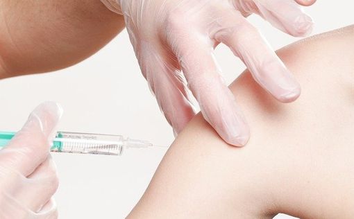 Минздрав: вакцинация почти вдвое снизила число тяжелобольных