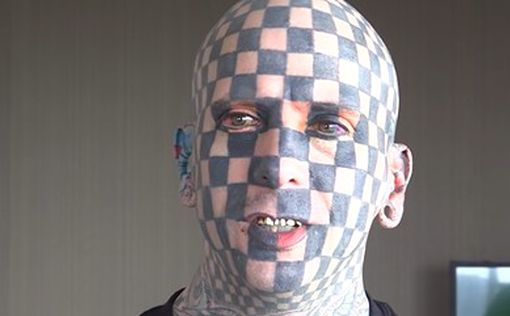 Американец с сотнями татуировок чихал чернилами