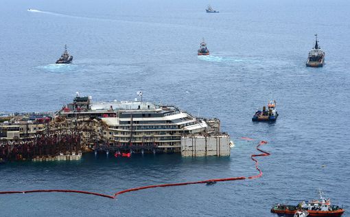 Спасатели поднимают лайнер "Коста Конкордия" на воду