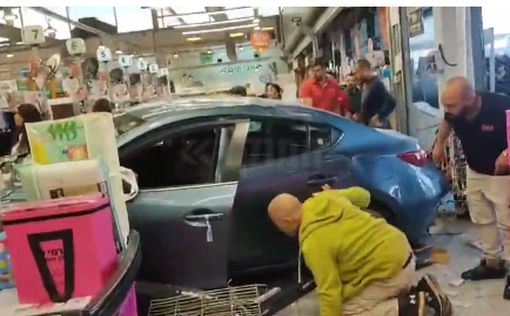 Машина влетела в витрину магазина Рами Леви в Кармиэле