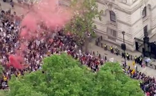 Лондон: тысячи демонстрантов требуют ареста главы минздрава
