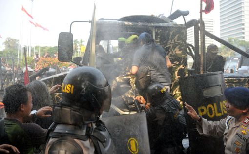Индонезия: колючей проволокой окружено здание суда