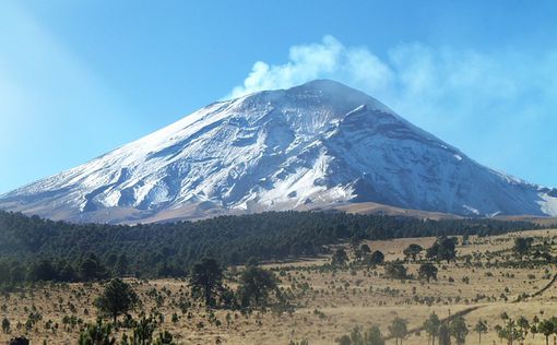 В Мексике вулкан извергает столбы дыма и пепла