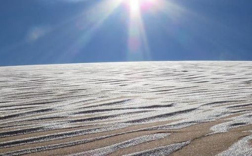 В самой жаркой пустыне мира внезапно выпал снег
