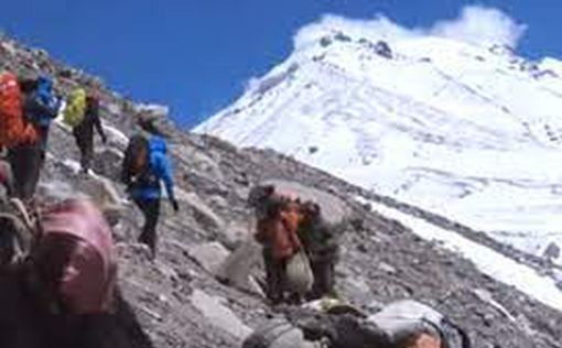 Альпинисты умерли от истощения на Эвересте