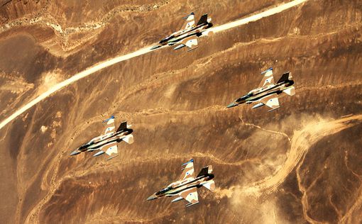 Израильские истребители в небе над Ливаном