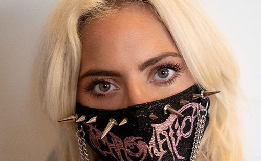 Леди Гага личным примером призвала носить маски