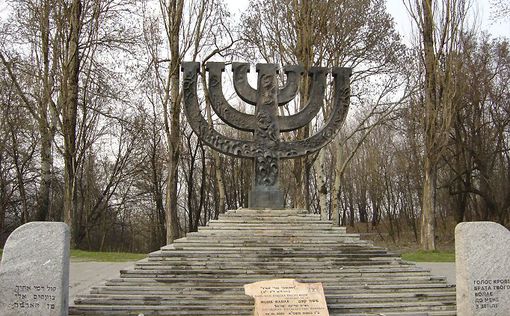 Йом ха-Шоа в Украине. В Бабьем Яру сожгли флаг Израиля