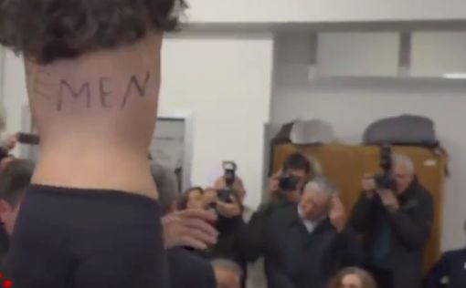 Видео: Берлускони пугают голой женской грудью