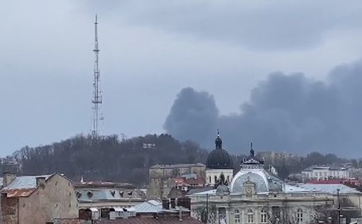 В результате обстрела Львова горит промышленный объект