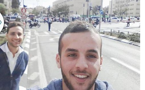 Арабская молодежь делает селфи на месте теракта