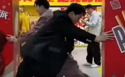 В Китае открыли магазин гигантских снэков: видео