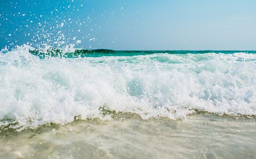 На пляже в Тель-Авиве из воды спасли отдыхающего