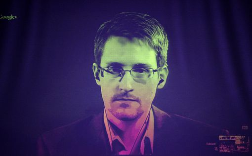 Сноуден просит продлить его пребывание в России