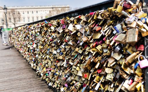 В Париже закрыли перила моста с "замками любви"