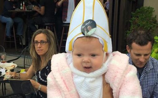 Как младенец в мини-шапке Папы Римского рассмешил Франциска