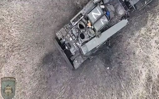Видео: украинский дрон попал гранатой в открытый люк Т-80