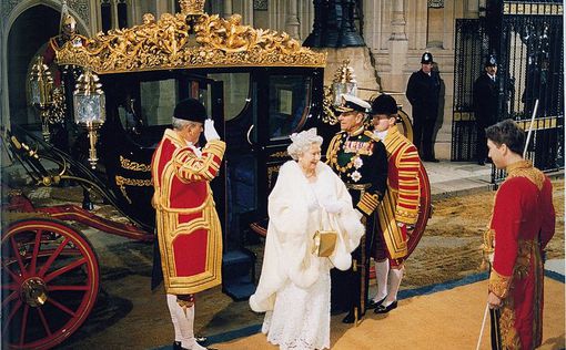 Британская королева стала старейшим монархом