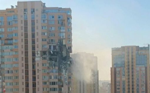 В Киеве баллистическая ракета попала в жилой дом