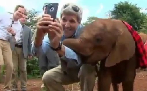 Джон Керри сделал селфи со слоненком-сиротой