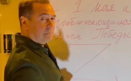Медведев нарисовал Zвастику: видео