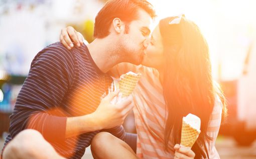 Во время поцелуя пара обменивается 80 млн бактерий